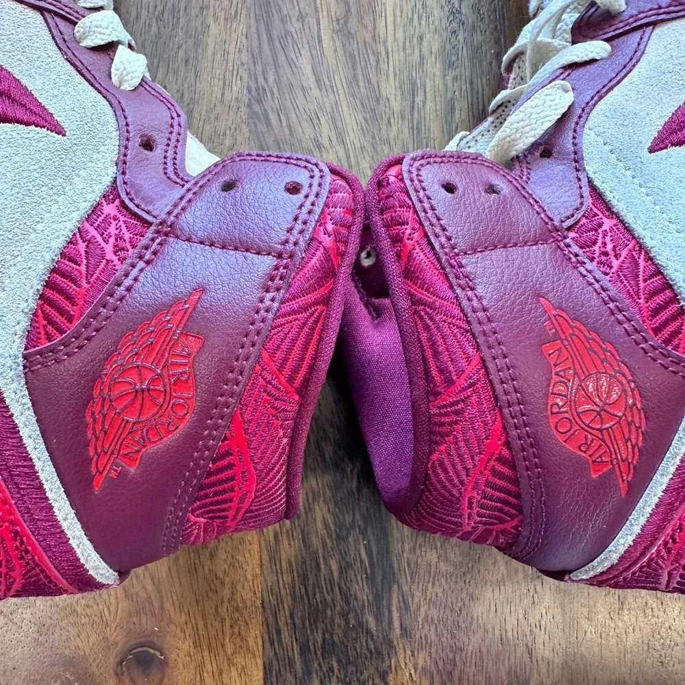 Nike Air Jordan 1 Mid SE Women 9.5 Wild Berry White Embroidered‎ Tiki Leaf